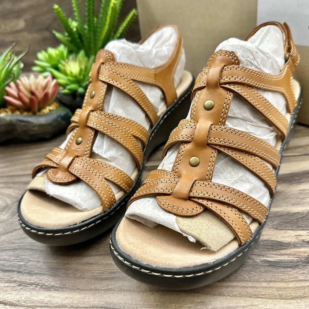 ❌SOLD OUT❌NIB Clarks Delana Curve Tan leather Slingback Strappy Wedge Sandal 8M - Picture 3 of 12